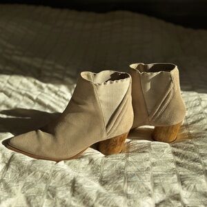 Bernardo tan boots women’s 7.5 round wooden heel